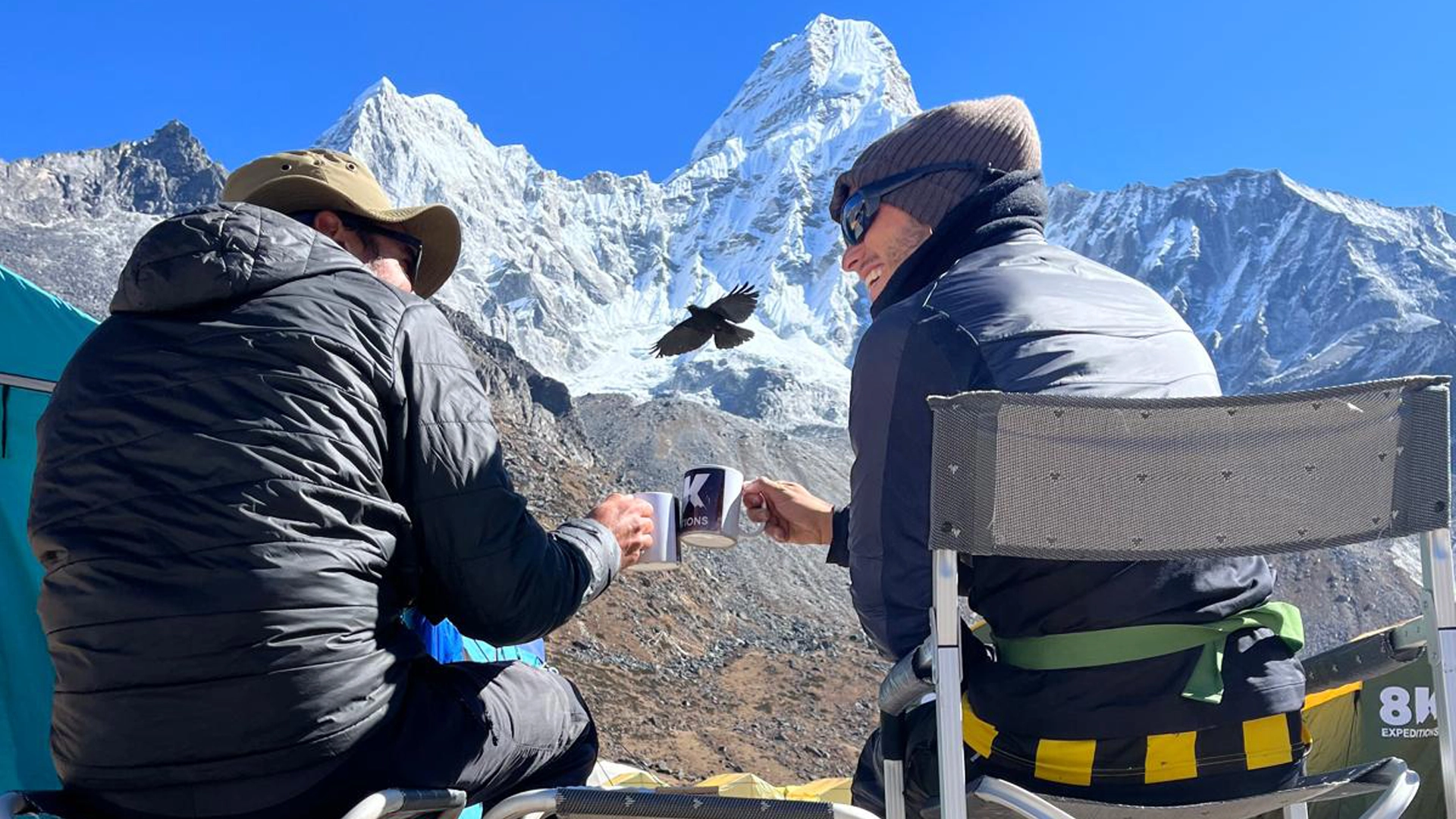desayunando entre frente las montañas de nepal